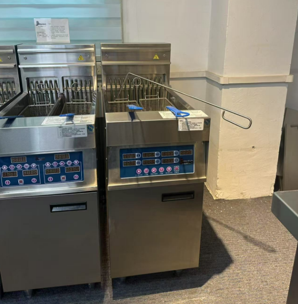FRYH18C2F 电脑板炸炉 每缸载油量:28-32L 电气参数:380V,9kW×2 (50×80×125cm)