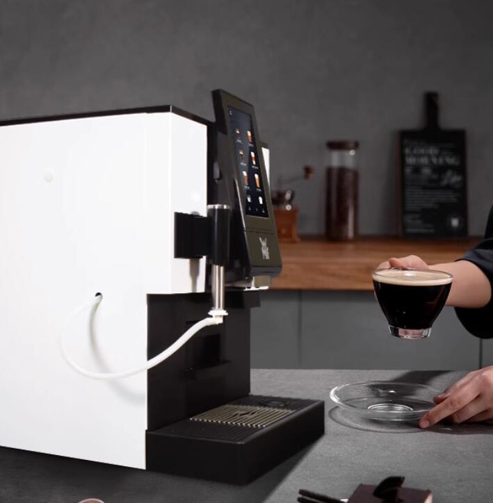 WMF1100S 全自动研磨一体机 小体积大功能 从豆到杯 功率/电压:2300W/220V 进水方式:水箱4.5L/自动(可选) 尺寸:32.5*56.1*55.6cm